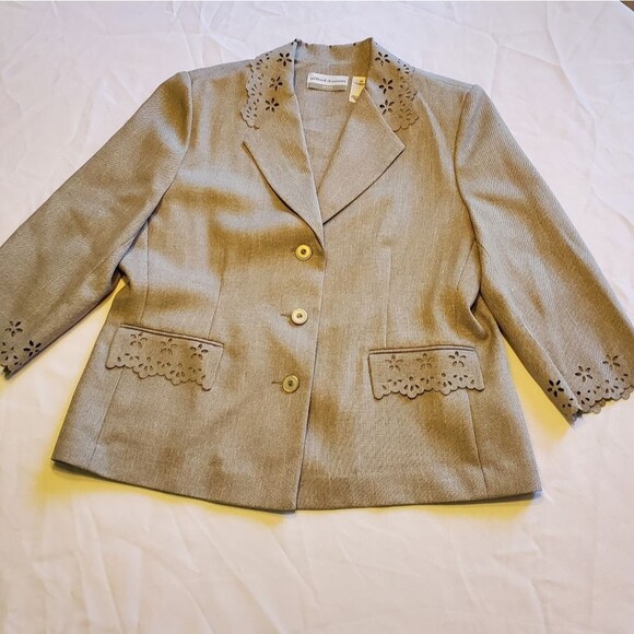 Alfred Dunner Ladies Petite Suit in Light Gray Jacket Size 10P Pants Size 12P - Picture 15 of 15